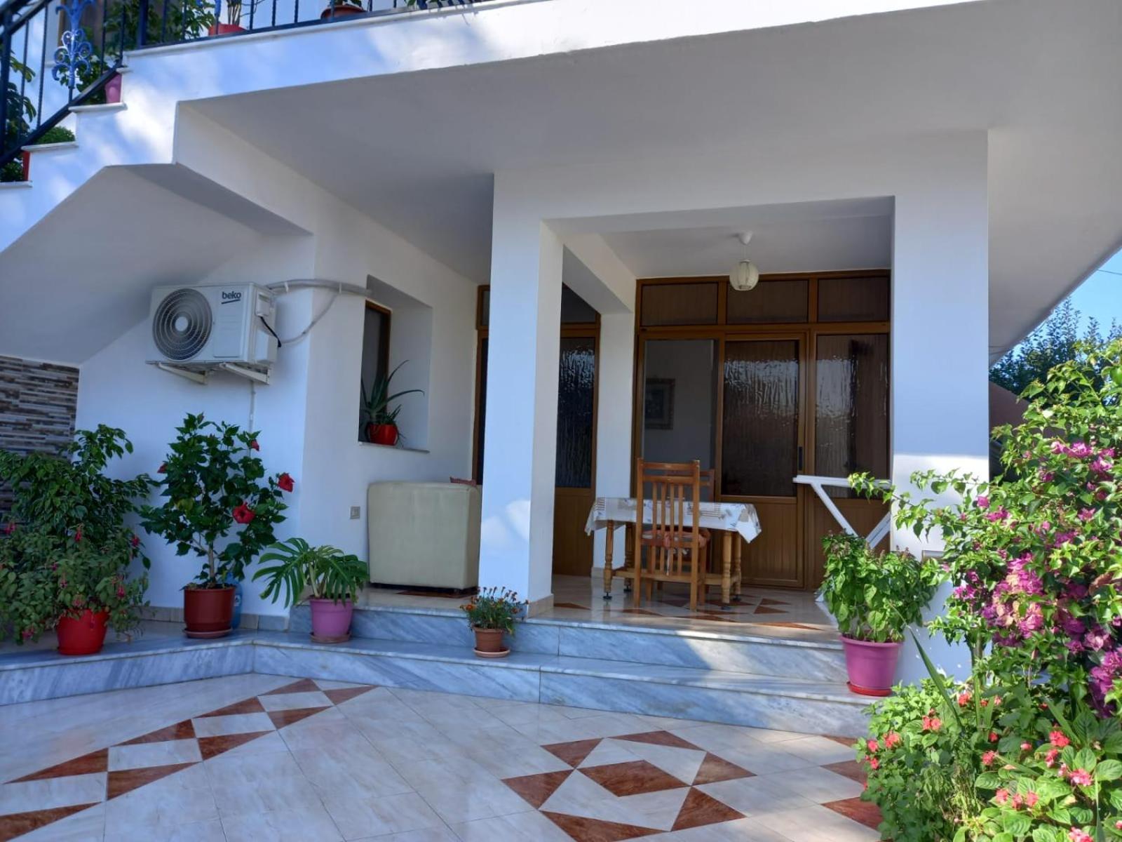 Sea View Apartments Влёра Экстерьер фото