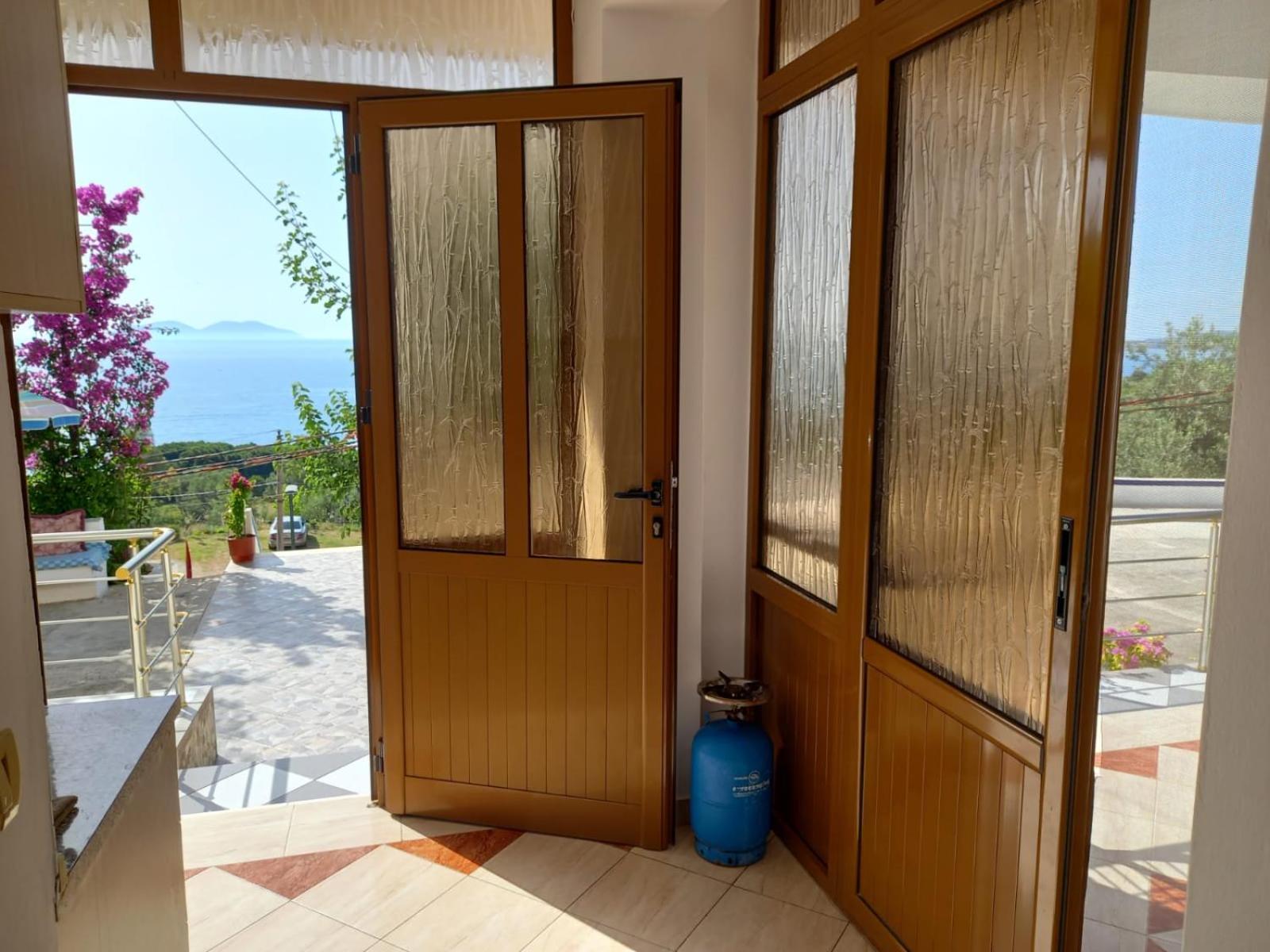 Sea View Apartments Влёра Экстерьер фото